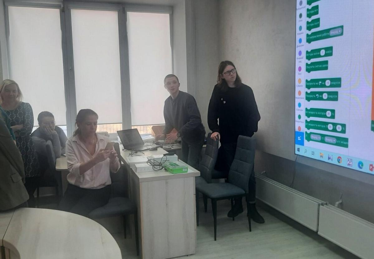 Назар Готов и Дмитрий Кузнецов проводят мастер-класс по пользованию комплектами РОББО
